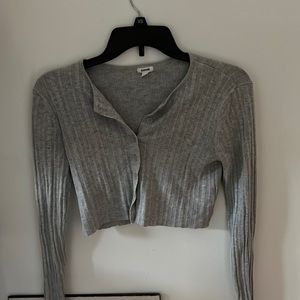 A super cute cropped sweater top. Size small from Garage.